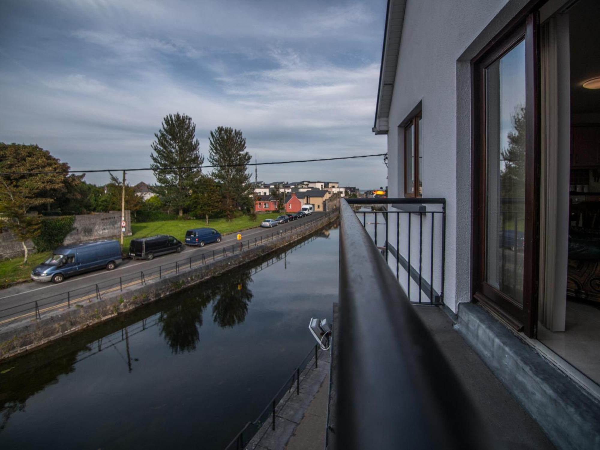 Donegan Court Aparthotel Galway Buitenkant foto